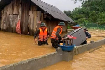 Lực lượng vũ trang tỉnh Lai Châu hỗ trợ giúp người dân khắc phục hậu quả sau mưa lớn.