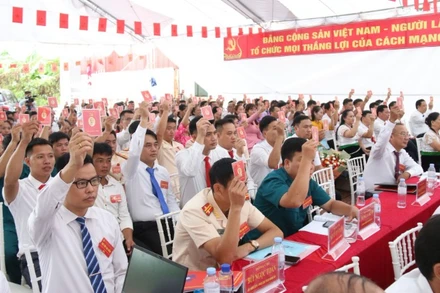 Đại biểu xã Nậm Mạ biểu quyết thông qua Nghị quyết Đại hội xã nhiệm kỳ 2025-2030 .