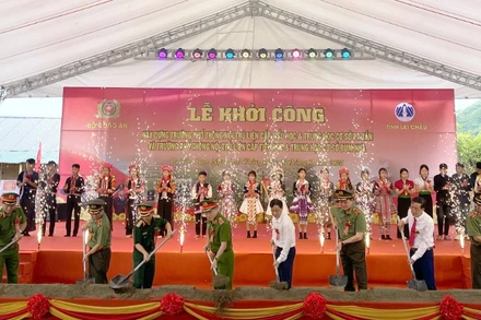 Lãnh đạo Bộ Công an, tỉnh Lai Châu thực hiện nghi thức khởi công công trình.