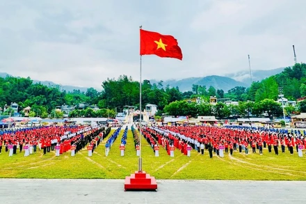 Hơn 2.000 người tham gia lễ thượng cờ Tổ quốc và hát Quốc ca tại Tết độc lập diễn ra ở xã Than Uyên.