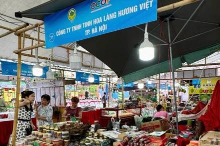 Các sản phẩm OCOP của thành phố Hà Nội hiện được nhiều người tiêu dùng quan tâm. (Ảnh: Hà Anh)