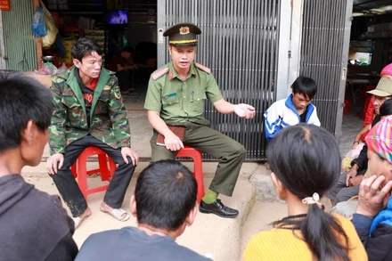 Công an xã Pa Ủ xuống bản tuyên truyền về tệ nạn ma túy và vận động bà con phòng chống ma túy.