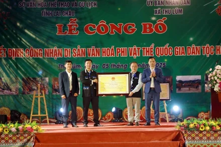 Trao chứng nhận công nhận xòe Hà Nhì là Di sản phi vật thể quốc gia.