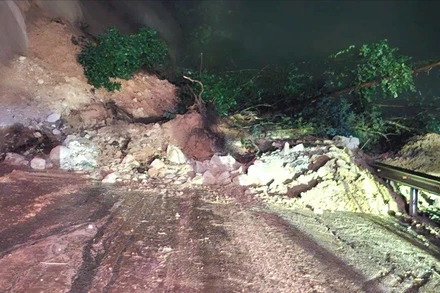 Mưa lớn kéo dài gây sạt lở tại Km76+650m Quốc lộ 4D địa phận Lai Châu gây tắc đường cục bộ.