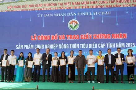 Trao chứng nhận sản phẩm công nghiệp nông thôn tiêu biểu cấp tỉnh năm 2025 tại buổi khai mạc.