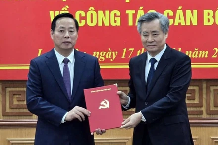 Đồng chí Nguyễn Quang Dương, Phó Trưởng ban Tổ chức Trung ương trao quyết định cho đồng chí Hà Quang Trung.