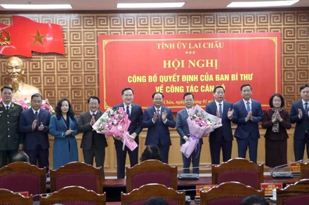 Tập thể lãnh đạo tỉnh Lai Châu tặng hoa chúc mừng hai tân Phó Bí thư.