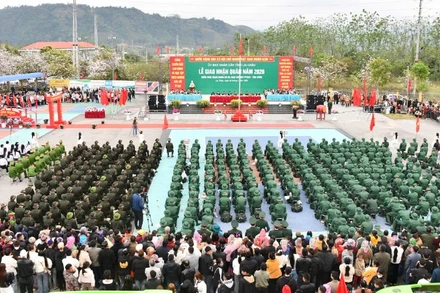 Công dân tham gia nghĩa vụ quân sự tại điểm giao nhận quân số 5 thuộc Ban Chỉ huy phòng thủ khu vực 3 xã Tân Uyên, tỉnh Lai Châu.