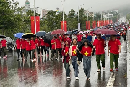 Mặc dù trời mưa song người dân Lai Châu hào hứng tham gia đi bộ tại sự kiện Cùng Việt Nam tiến bước