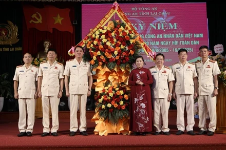Bí thư Tỉnh ủy Lai Châu tặng hoa chúc mừng Công an Lai Châu nhân kỷ niệm 80 năm Ngày truyền thống Công an nhân dân.