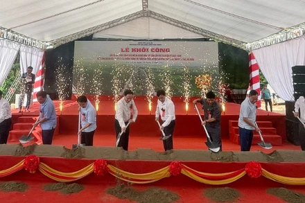 Lãnh đạo tỉnh Lai Châu thực hiện nghi thức khởi công dự án.