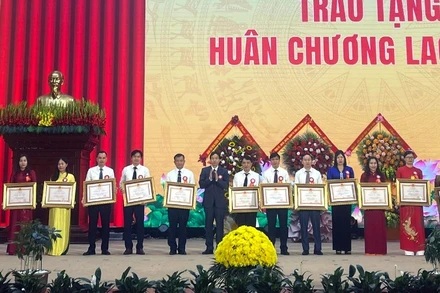 Lãnh đạo tỉnh Lai Châu trao Huân chương lao động Hạng 3 cho các cá nhân điển hình tiên tiến.