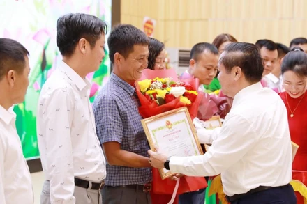 Lãnh đạo tỉnh Lai Châu tặng bằng khen cho các cá nhân có nhiều đóng góp cho sự phát triển của tỉnh.