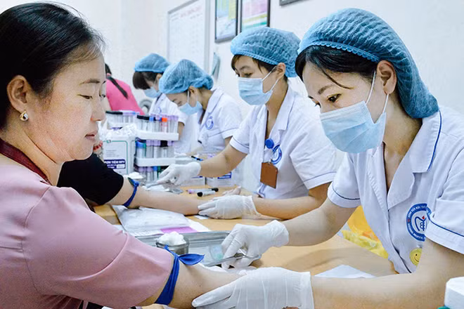 Lấy máu để xét nghiệm đường huyết tại Bệnh viện Nội tiết Trung ương. (Ảnh nhandan.vn)