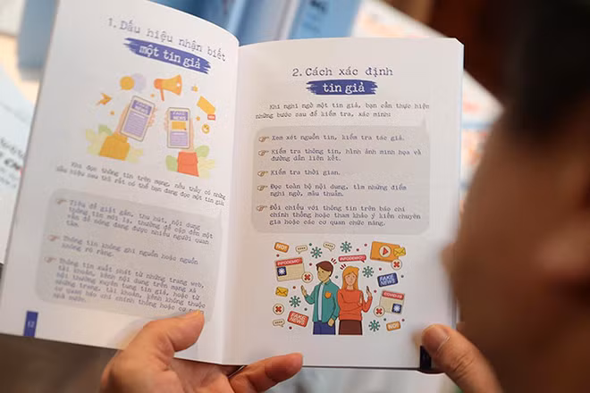 "Cẩm nang phòng chống tin giả, tin sai sự thật trên không gian mạng" trang bị thêm kiến thức cho người dùng. (Ảnh VÂN HẰNG)