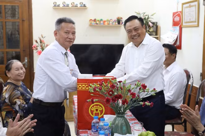 Chủ tịch Ủy ban nhân dân thành phố Hà Nội tặng quà đối tượng chính sách của thành phố. (Ảnh: PHONG ANH)
