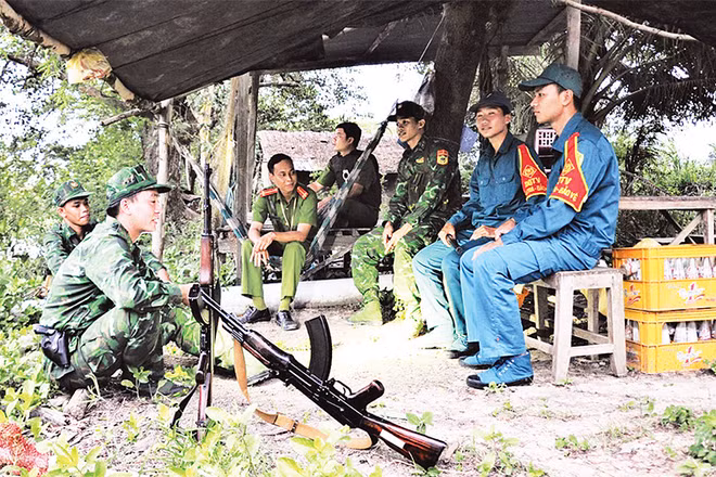 Lực lượng liên ngành tỉnh Long An tuần tra tại các địa điểm, khu vực biên giới "nóng" về buôn lậu. (Ảnh THANH PHONG) 