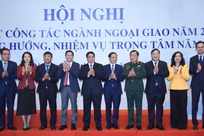 Thủ tướng Phạm Minh Chính với các đại biểu tham dự hội nghị.