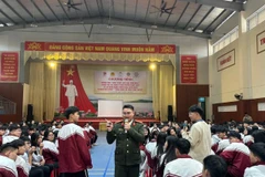 Tuyên truyền phổ biến pháp luật trong học sinh, sinh viên. Ảnh: Công an tỉnh Lào Cai