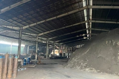 Bên trong nhà xưởng tái chế kim loại ở xã Phù Lỗ, huyện Sóc Sơn. (Ảnh: Đức Tùng)