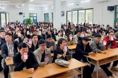 Thí sinh dự thi sát hạch, làm thủ tục đổi Giấy phép lái xe được hướng dẫn cài đặt và sử dụng ứng dụng VNeTraffic của Bộ Công an.