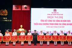 Bộ trưởng Công an Lương Tam Quang trao cờ tặng các đơn vị dẫn đầu trong phong trào thi đua "Vì an ninh Tổ quốc" năm 2025.