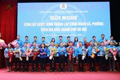 Trao quyết định thành lập công đoàn xã, phường trên địa bàn thành phố Hà Nội.