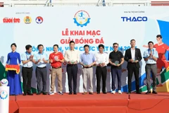 Ban tổ chức trao kỷ niệm chương tri ân đến các nhà tài trợ và đơn vị đồng hành cùng mùa giải.