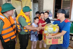 Phó Giám đốc Công an TP. Hà Nội, cùng đoàn công tác trao nhu yếu phẩm, động viên nhân dân xã Trung Giã.