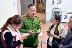 Công an Hà Nội tăng cường hướng dẫn người dân khai báo, làm sạch dữ liệu phương tiện và Giấy phép lái xe.