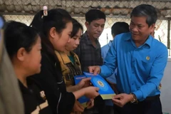 Phó Chủ tịch Tổng Liên đoàn Lao động Việt Nam Huỳnh Thanh Xuân trao hỗ trợ đoàn viên, người lao động bị ảnh hưởng thiên tai.