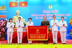 Thứ trưởng Trần Quốc Tỏ trao lẵng hoa và bức trướng của Đảng ủy Công an Trung ương tặng Công đoàn Công an nhân dân.