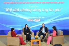 Tọa đàm với các tác giả và nhân vật bước ra từ tác phẩm tham gia Cuộc thi viết “Vòng tay Công đoàn”.