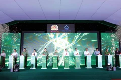 Các đại biểu thực hiện nghi lễ khởi công Dự án.