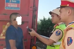 Lực lượng Cảnh sát giao thông kiểm tra nồng độ cồn tài xế.