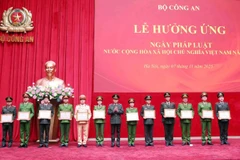 Trao giải “Tìm hiểu Luật Dữ liệu trong Công an nhân dân”.