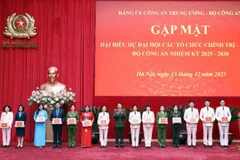 Bộ trưởng Lương Tam Quang tặng quà 15 đại biểu đại diện các đoàn đại biểu dự Đại hội các tổ chức chính trị-xã hội tại buổi gặp mặt. 