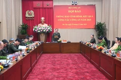 Thượng tướng Trần Quốc Tỏ chủ trì họp báo.