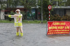 Cảnh sát giao thông Hà Nội điều tiết và cảnh báo giao thông sáng 7/10.