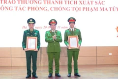 Thứ trưởng Nguyễn Văn Long trao Thư khen của Thủ tướng Chính phủ cho Cục Cảnh sát điều tra tội phạm về ma túy, Bộ Công an; Cục Phòng, chống ma túy và tội phạm, Bộ đội Biên phòng.