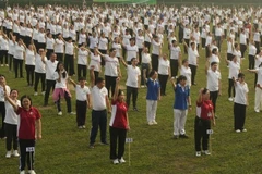 Gần 2.000 người dân Thành phố tham dự đồng diễn dưỡng sinh. 