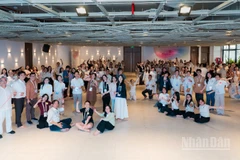 Các bạn trẻ đang cùng nhau thực hành việc kết nối và sẻ chia. 