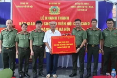 Công an TP. Hà Nội trao tặng nhà cho hội viên Hội Cựu Công an nhân dân Dương Văn Mạnh.