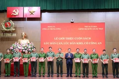 Thứ trưởng Trần Quốc Tỏ và Giám đốc-Tổng Biên tập Nhà xuất bản Chính trị quốc gia Sự thật Vũ Trọng Lâm trao sách tặng các đại biểu. 