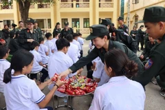 Phát bánh kẹo và tặng quà các cháu có hoàn cảnh đặc biệt khó khăn.