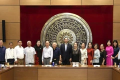Phó Chủ tịch Quốc hội Trần Quang Phương chụp ảnh lưu niệm cùng đại biểu.
