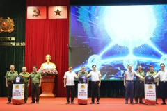 Các đại biểu thực hiện nghi thức phát động phong trào "Bình dân học vụ số".