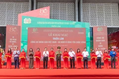Khai mạc triển lãm.