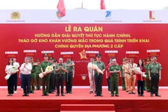Thành phố Hà Nội ra quân hướng dẫn giải quyết thủ tục hành chính tháo gỡ khó khăn trong triển khai chính quyền địa phương 2 cấp.