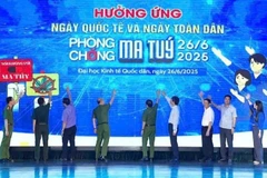Các đại biểu tiến hành nghi thức phát động hưởng ứng Tháng hành động phòng, chống ma túy.
